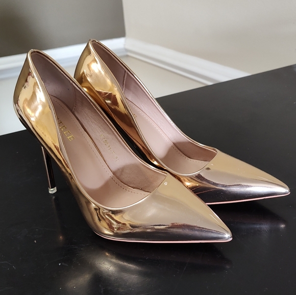 Big Tree gold pointed toe stilettos NWOB - Picture 7 of 9